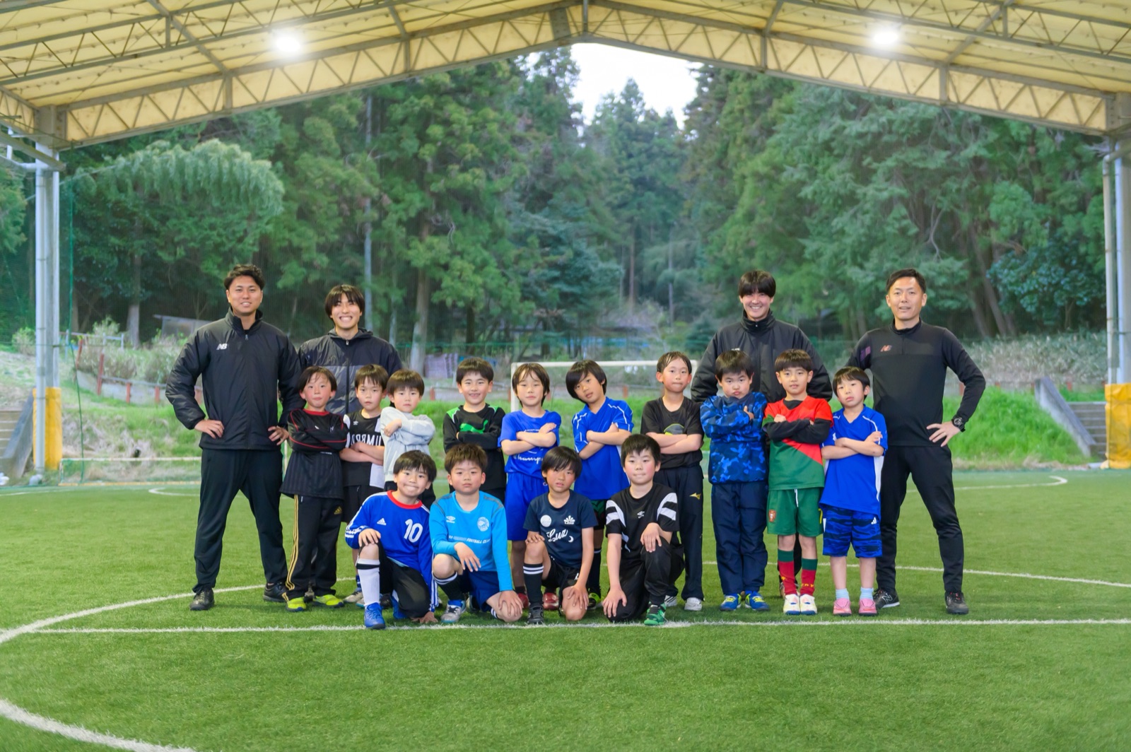練習に集まる子どもたちと TOMサッカースクールの練習風景