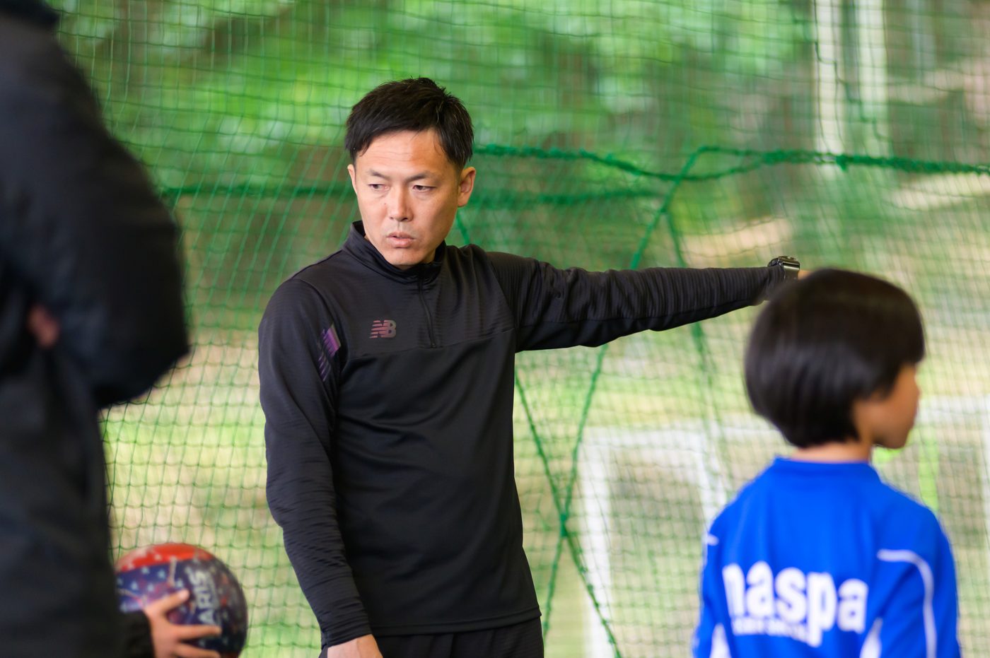 子どもたちを指導する西口コーチ