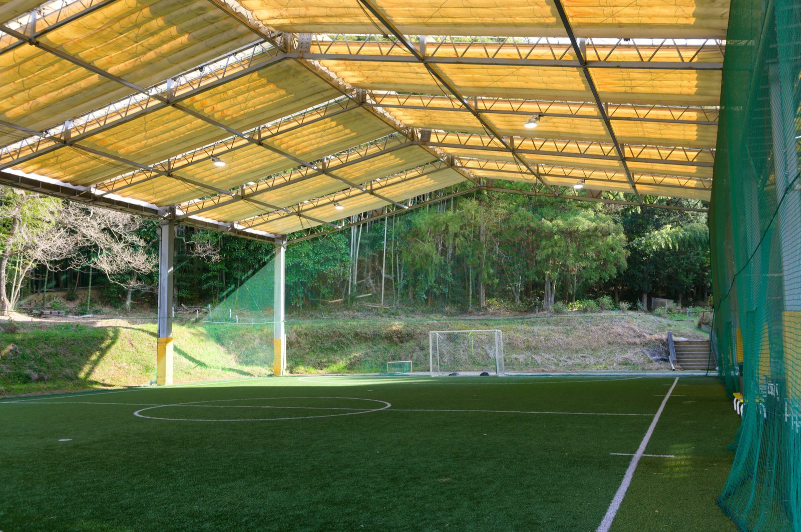 屋根に覆われたフットサルコート